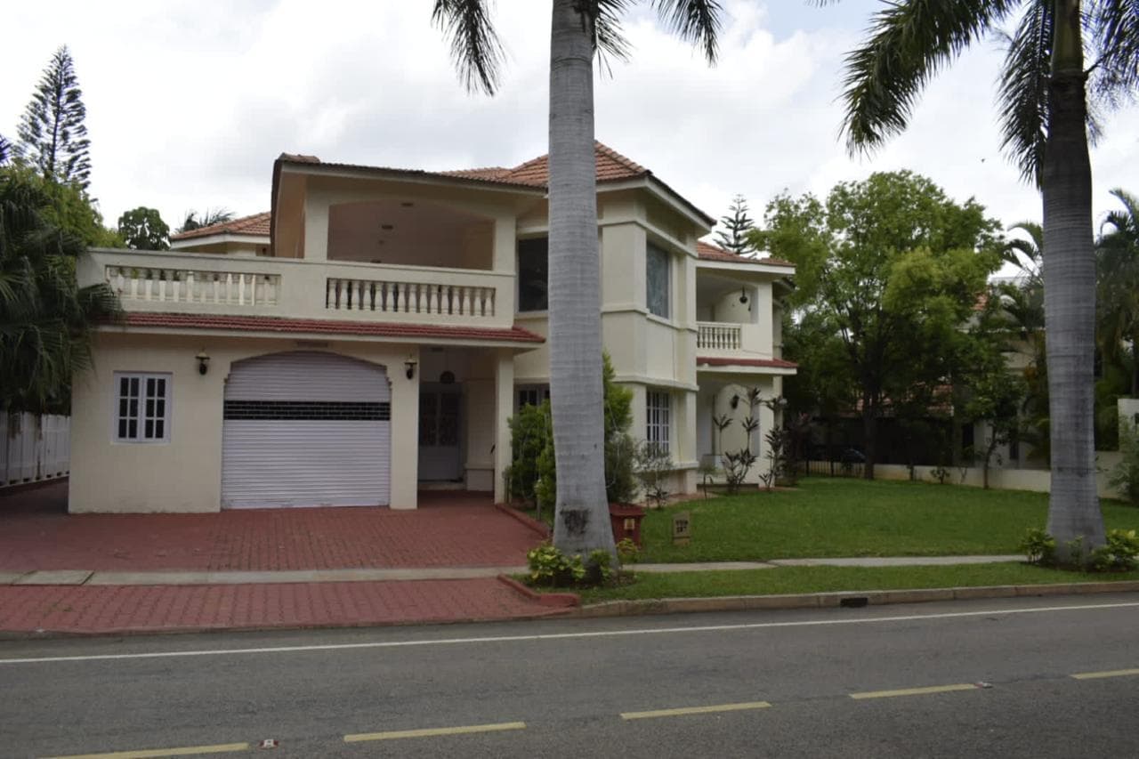 Private Pool & Manicured Lawn